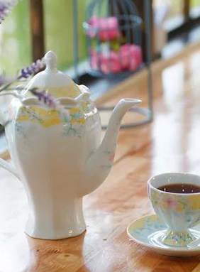 喜欢上一个人是一瞬间的心动，带来一段甜蜜期，往后余生，心动的甜度缓了下来，却融入两个人的全世界。喝到一杯喜欢的茶，也是舌腔内一瞬间的惊喜，茶的真滋味才渐入人心。往后再喝，难忘初见时的惊喜，却钟情于稳定的香气。茶叶和爱情一样，都有一段时间的热恋期。